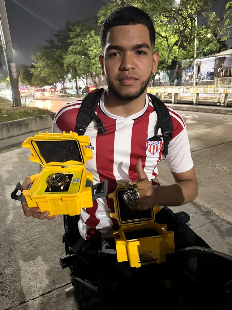 Cliente con caja de impacto Invicta