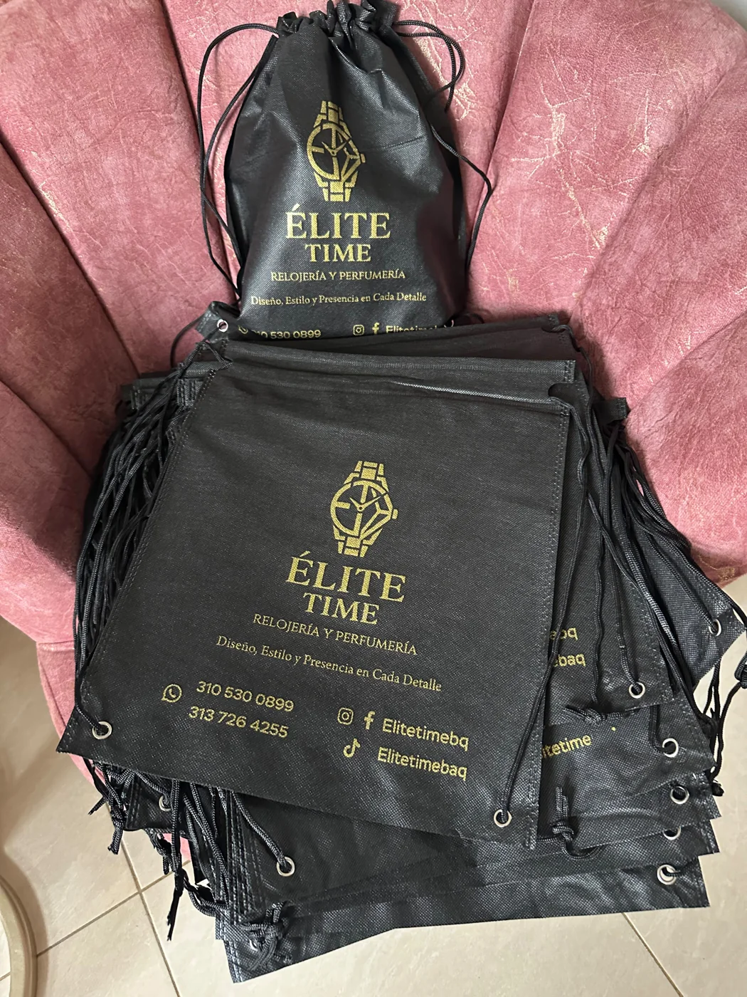 Tulas reutilizables negras con el logo dorado de Élite Time